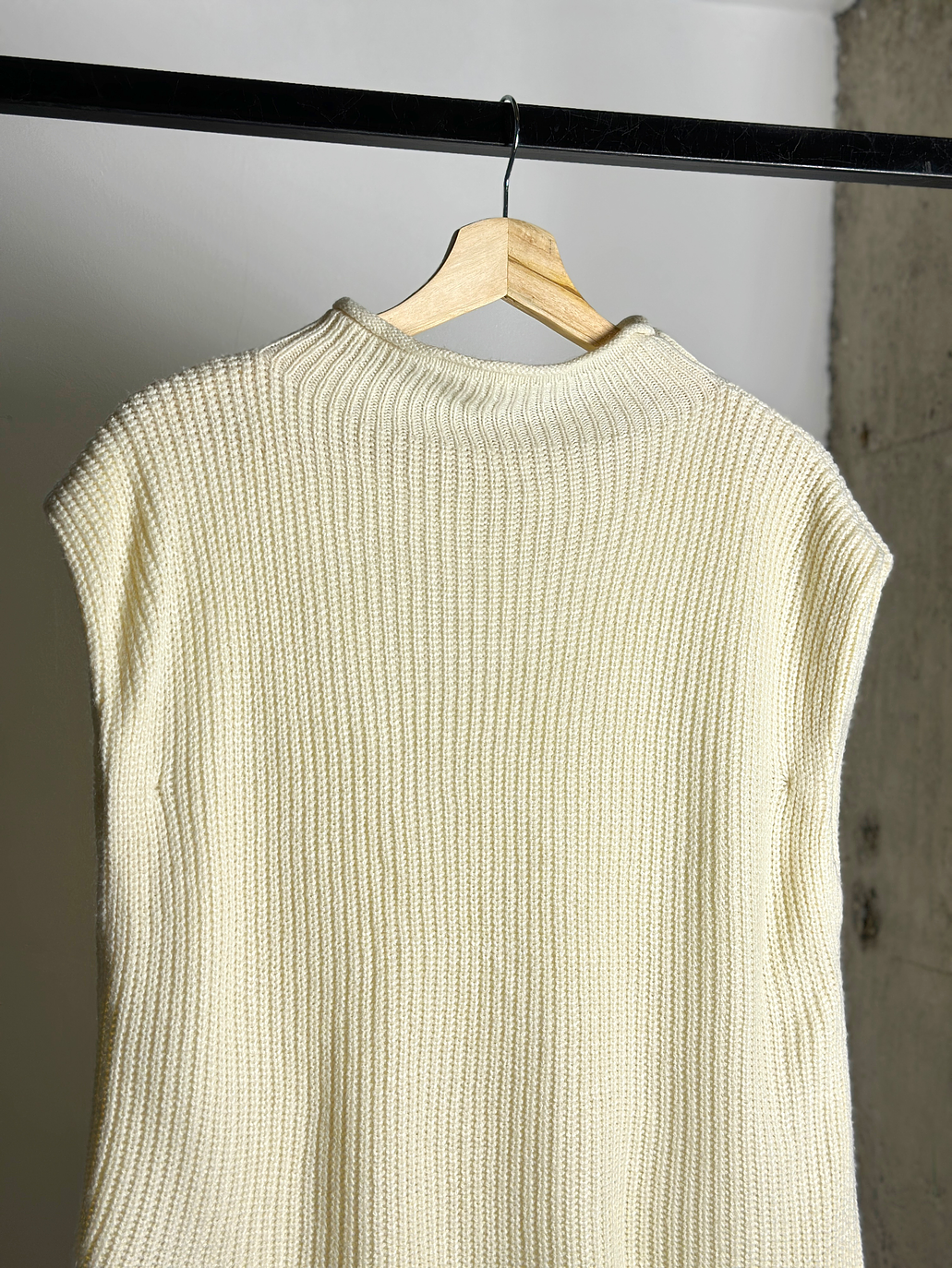 Chaleco crema sin mangas  2