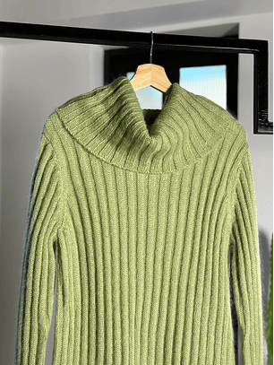 suéter verde acanalado 