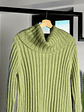 suéter verde acanalado  - Miniatura 2