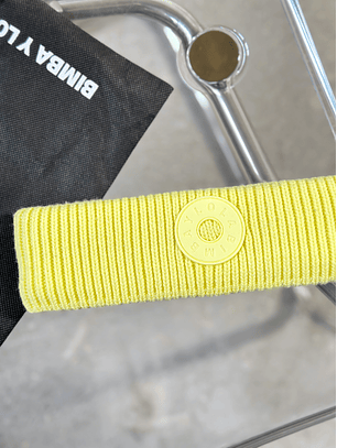 Cintillo/orejera de punto amarilla 