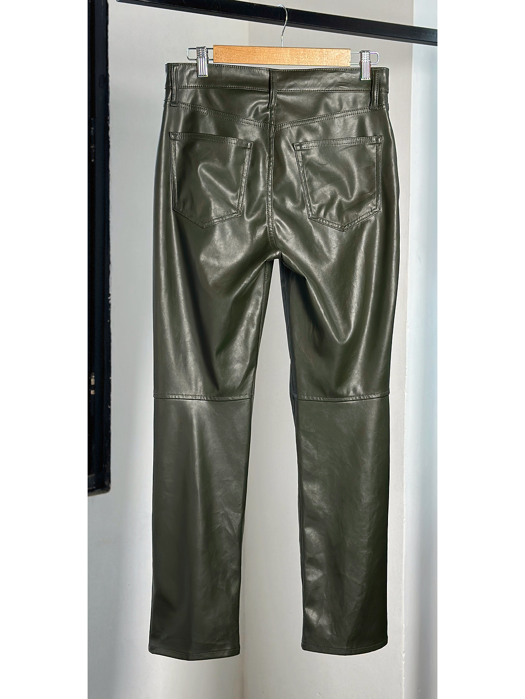 Pantalón cuerina verde  3