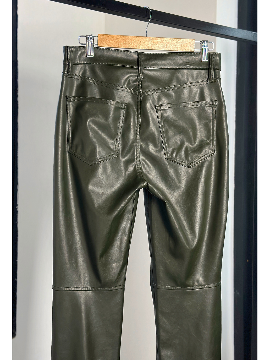 Pantalón cuerina verde  4