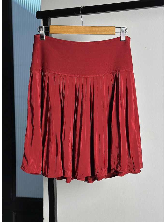 Falda roja plisada  1