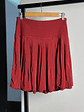 Falda roja plisada  - Miniatura 1