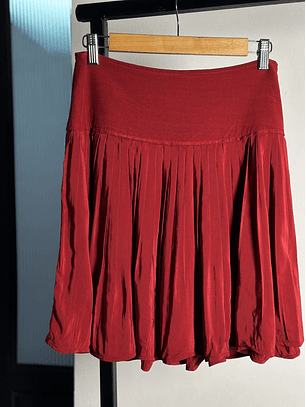 Falda roja plisada 