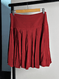 Falda roja plisada  - Miniatura 3