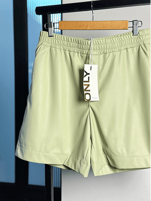 Short de cuerina verde  