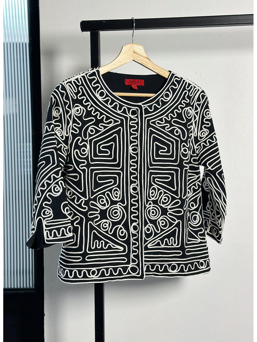 Chaqueta negra bordada  1