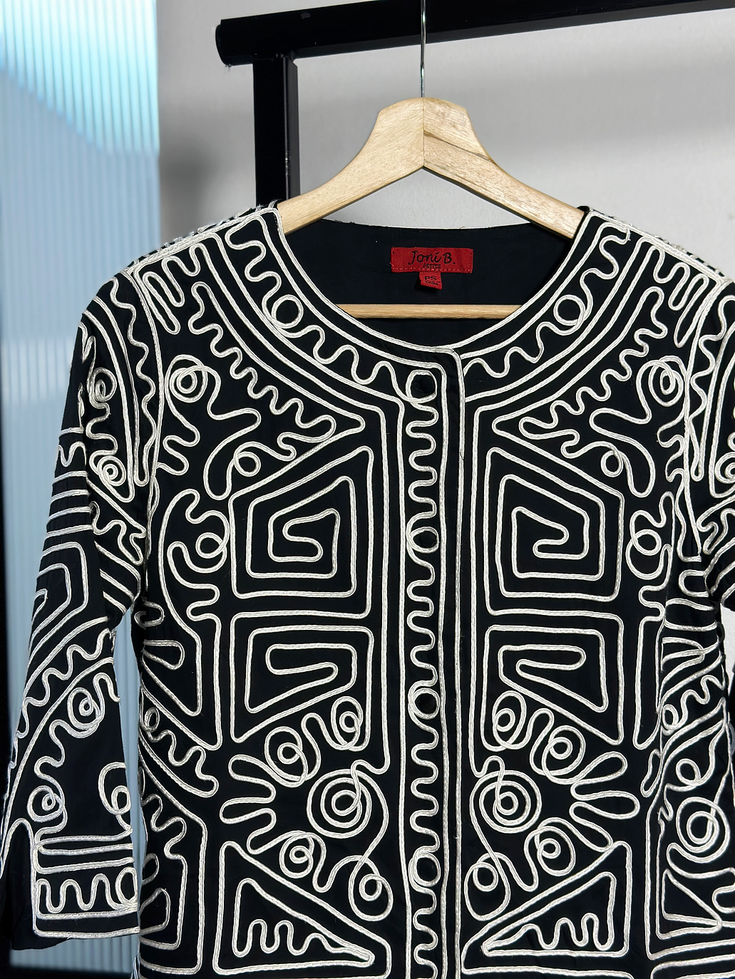 Chaqueta negra bordada  2