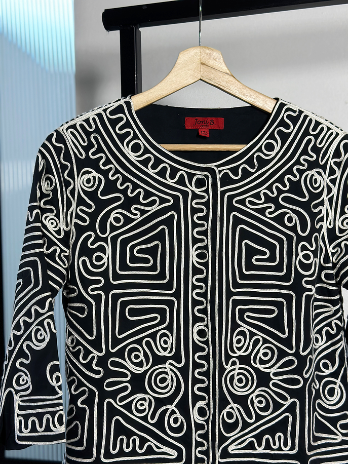 Chaqueta negra bordada  2