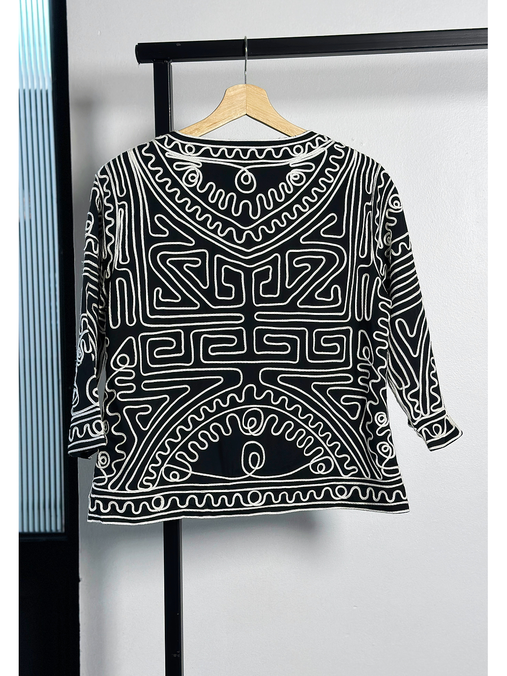 Chaqueta negra bordada  3