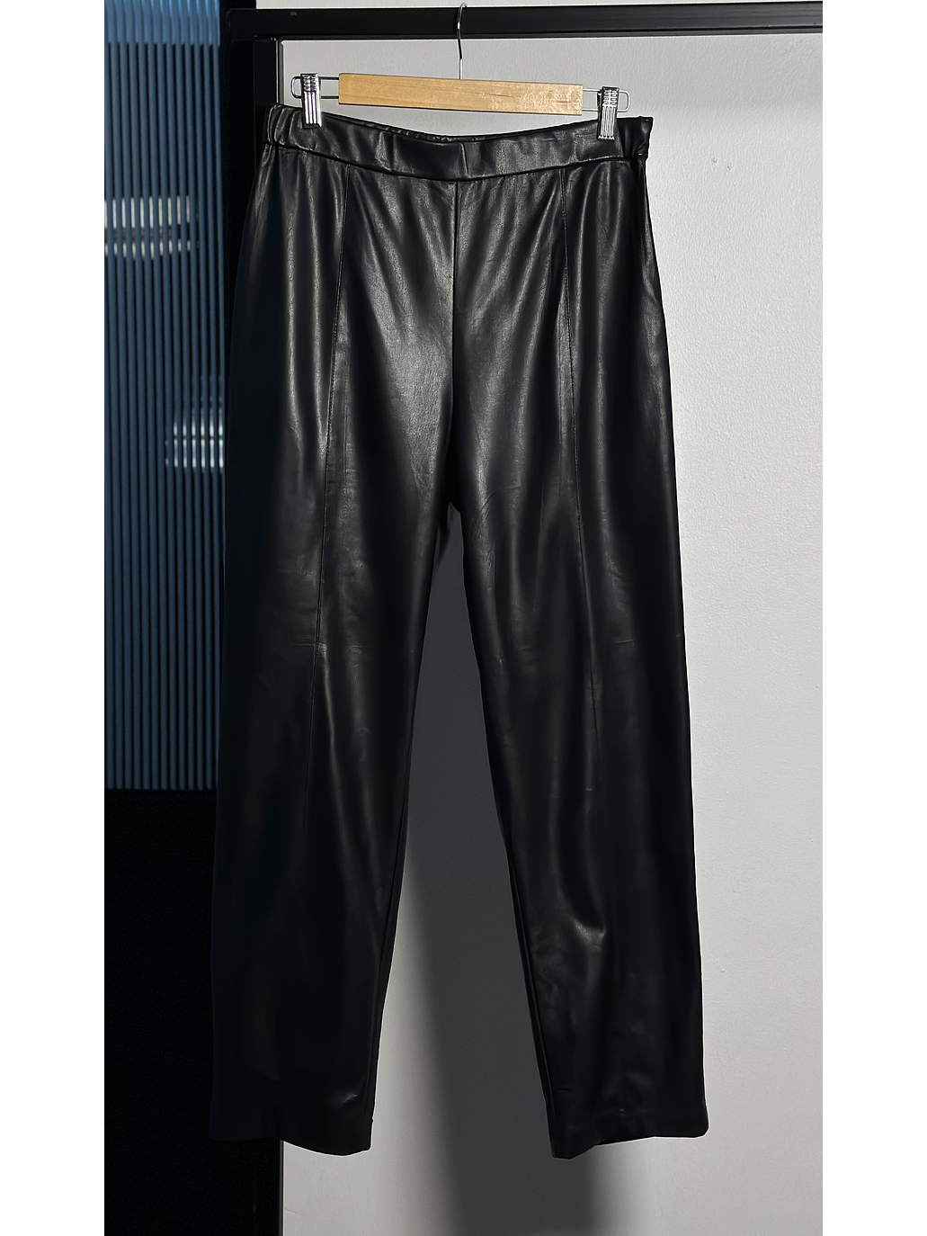 Pantalon cuerina negro 1