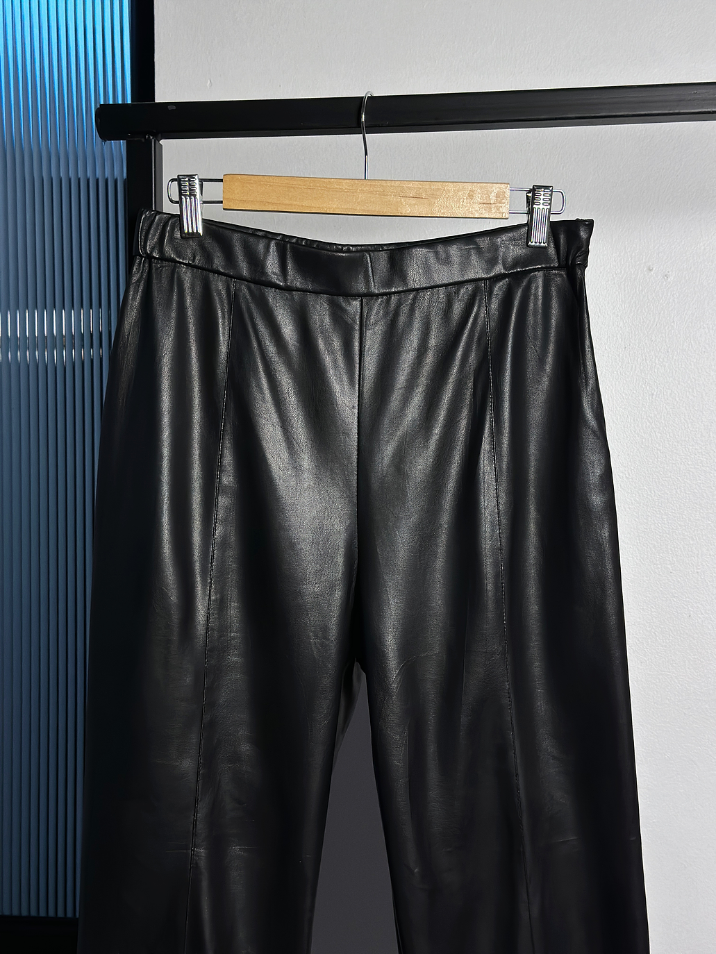 Pantalon cuerina negro 2