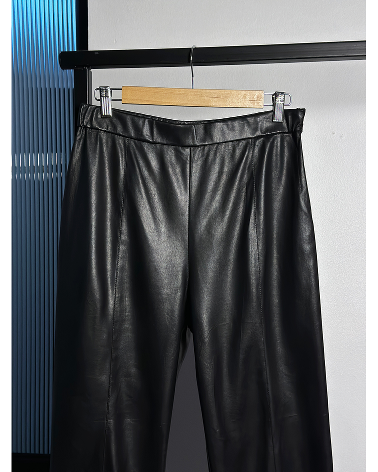 Pantalon cuerina negro