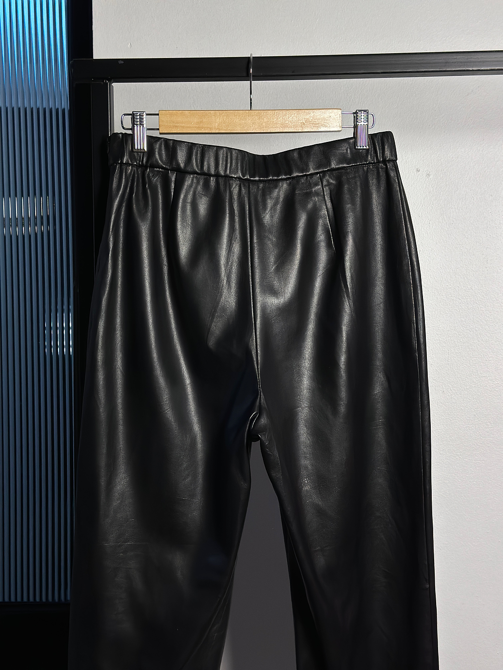 Pantalon cuerina negro 4