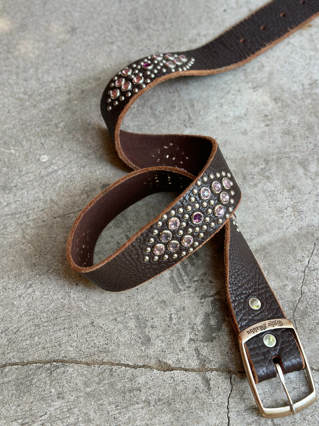 Cinturón de cuero vintage con apliqués  1