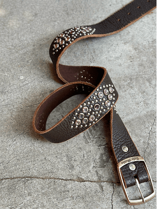 Cinturón de cuero vintage con apliqués 