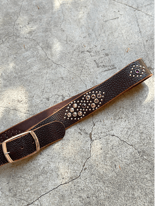 Cinturón de cuero vintage con apliqués 