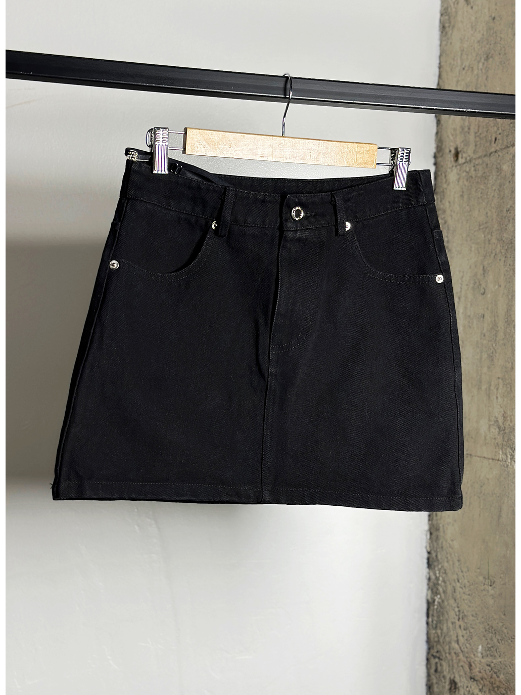 Falda denim negra asimétrica 4