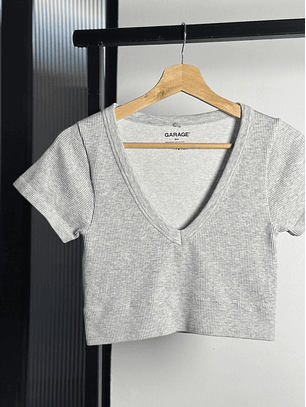 Top gris elasticado