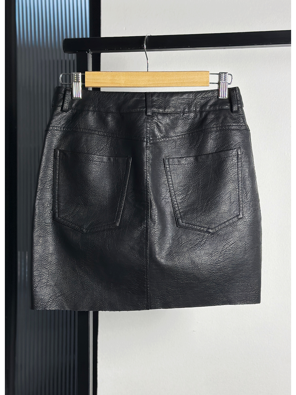 Falda cuerina negra  3