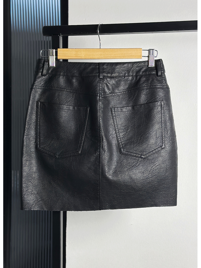 Falda cuerina negra  3