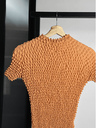 Top fruncido salmón