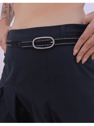 Cinturón negro con tachas 