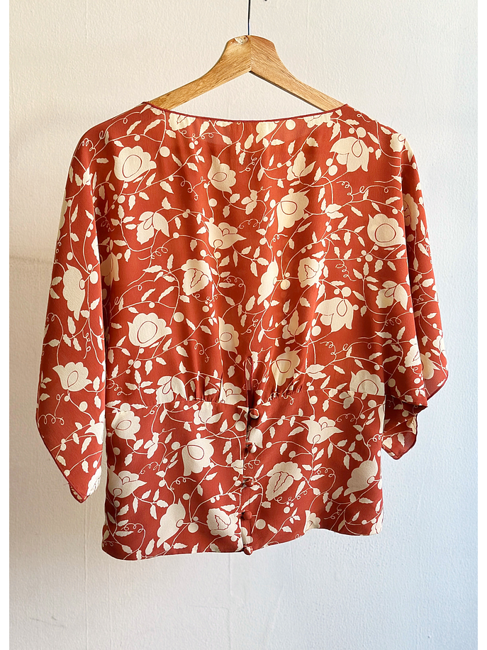 Top de seda print floreado 3