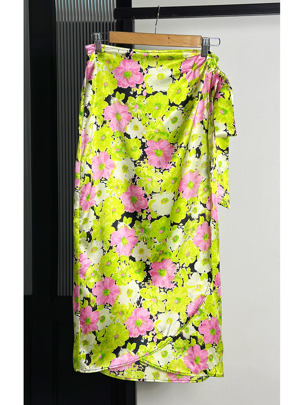 Falda floreada satinada 1