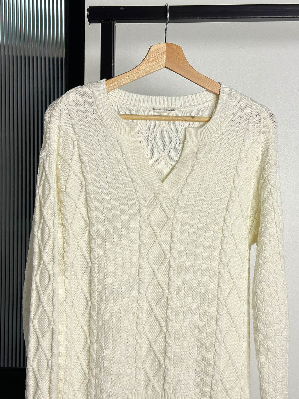 Suéter crema trenzado  2