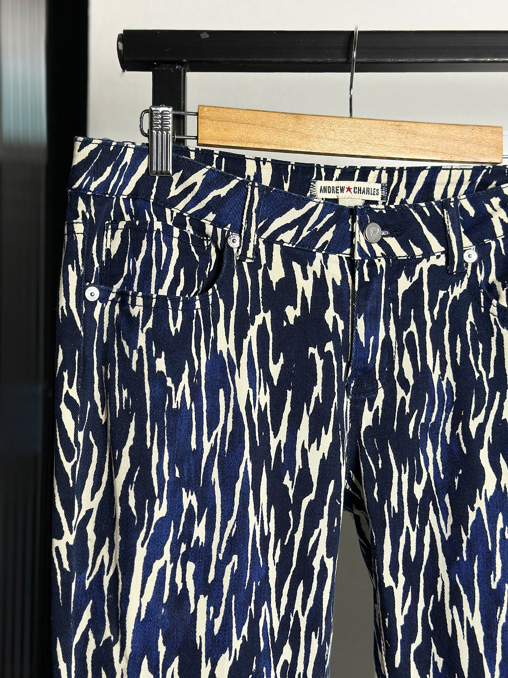 Pantalón mezclilla estampado  2