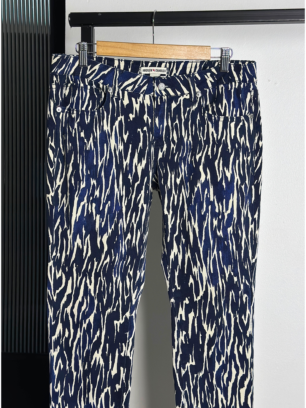 Pantalón mezclilla estampado  3