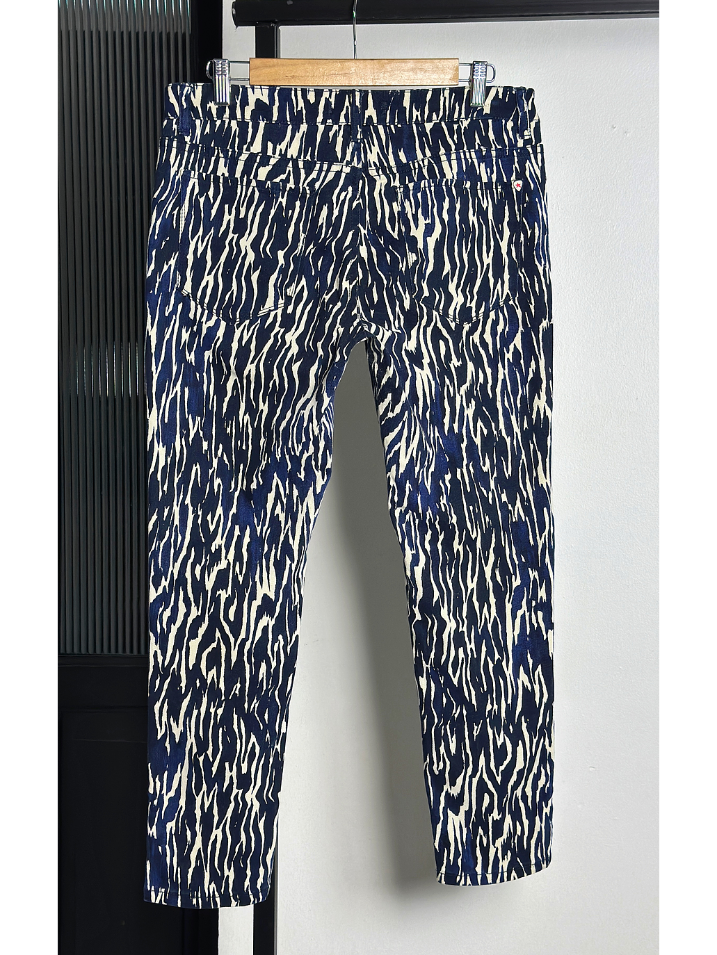 Pantalón mezclilla estampado  4