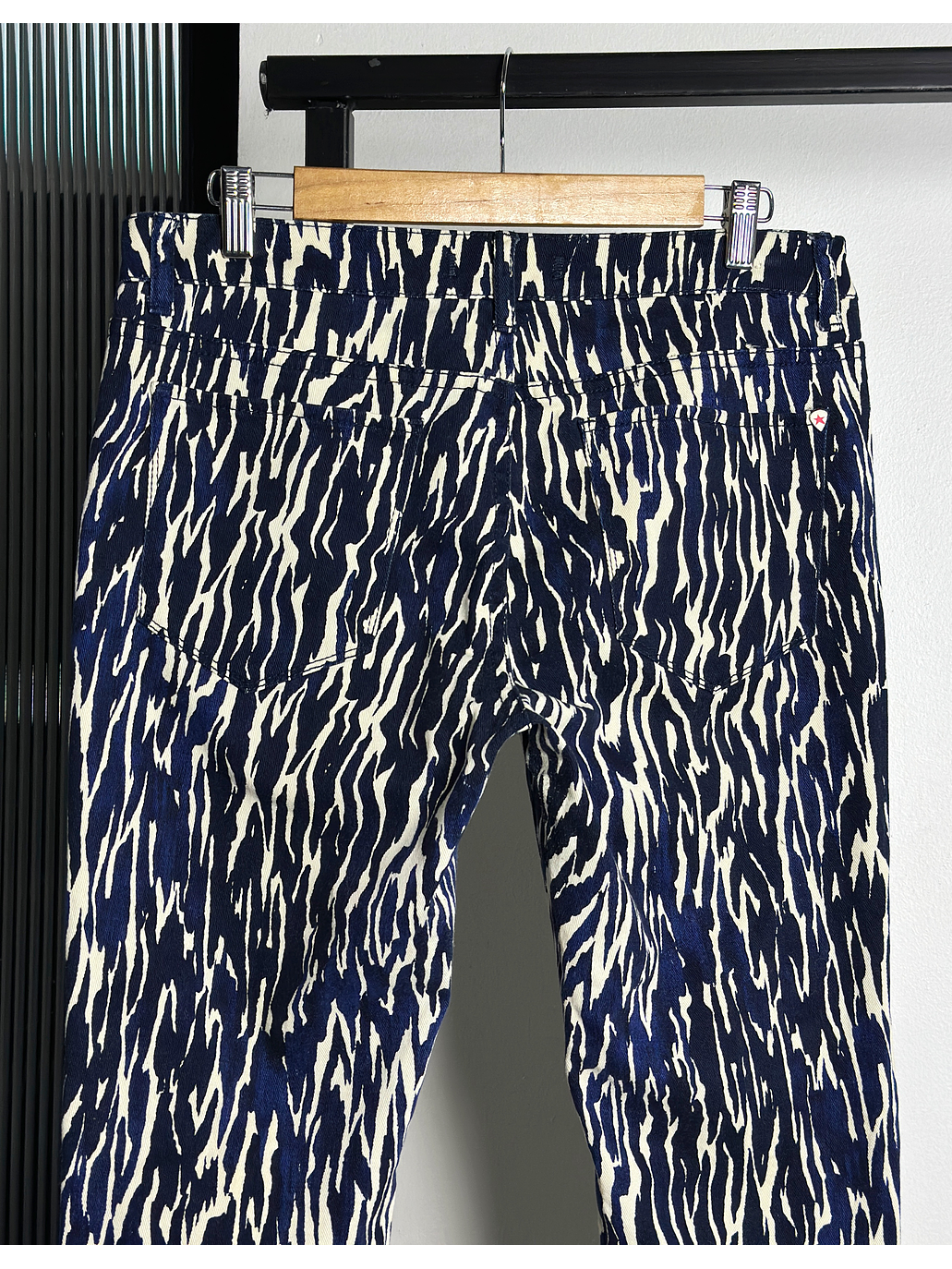 Pantalón mezclilla estampado  5