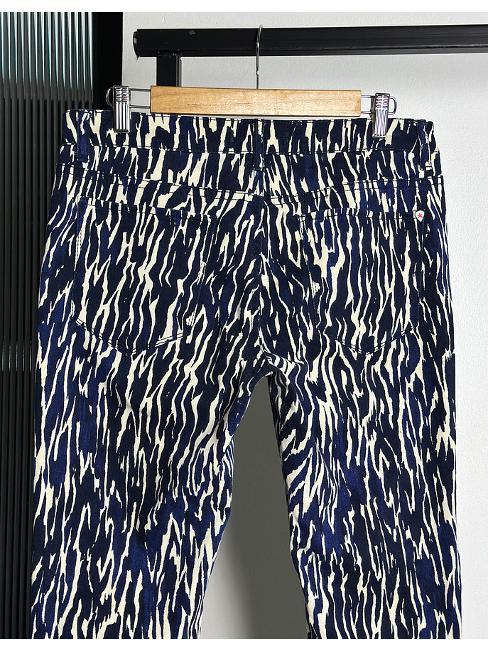 Pantalón mezclilla estampado  5