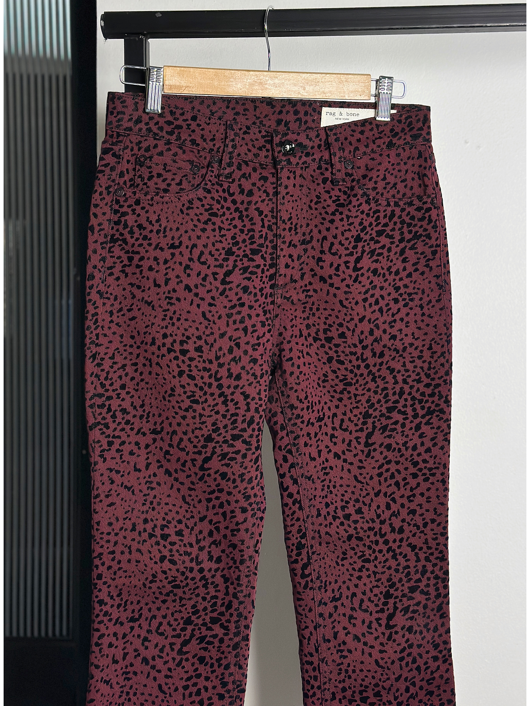 Jeans mezclilla burdeo animal print  2