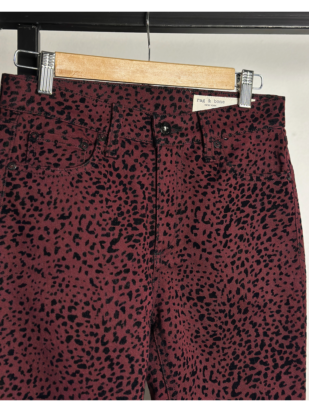 Jeans mezclilla burdeo animal print  3
