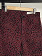 Jeans mezclilla burdeo animal print  - Miniatura 3