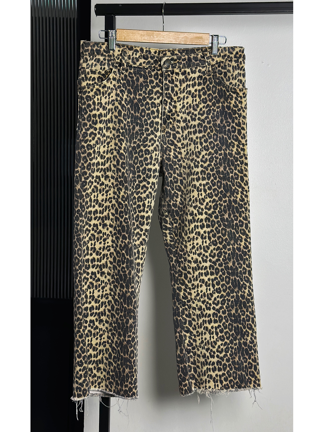Pantalón mezclilla animal print 1