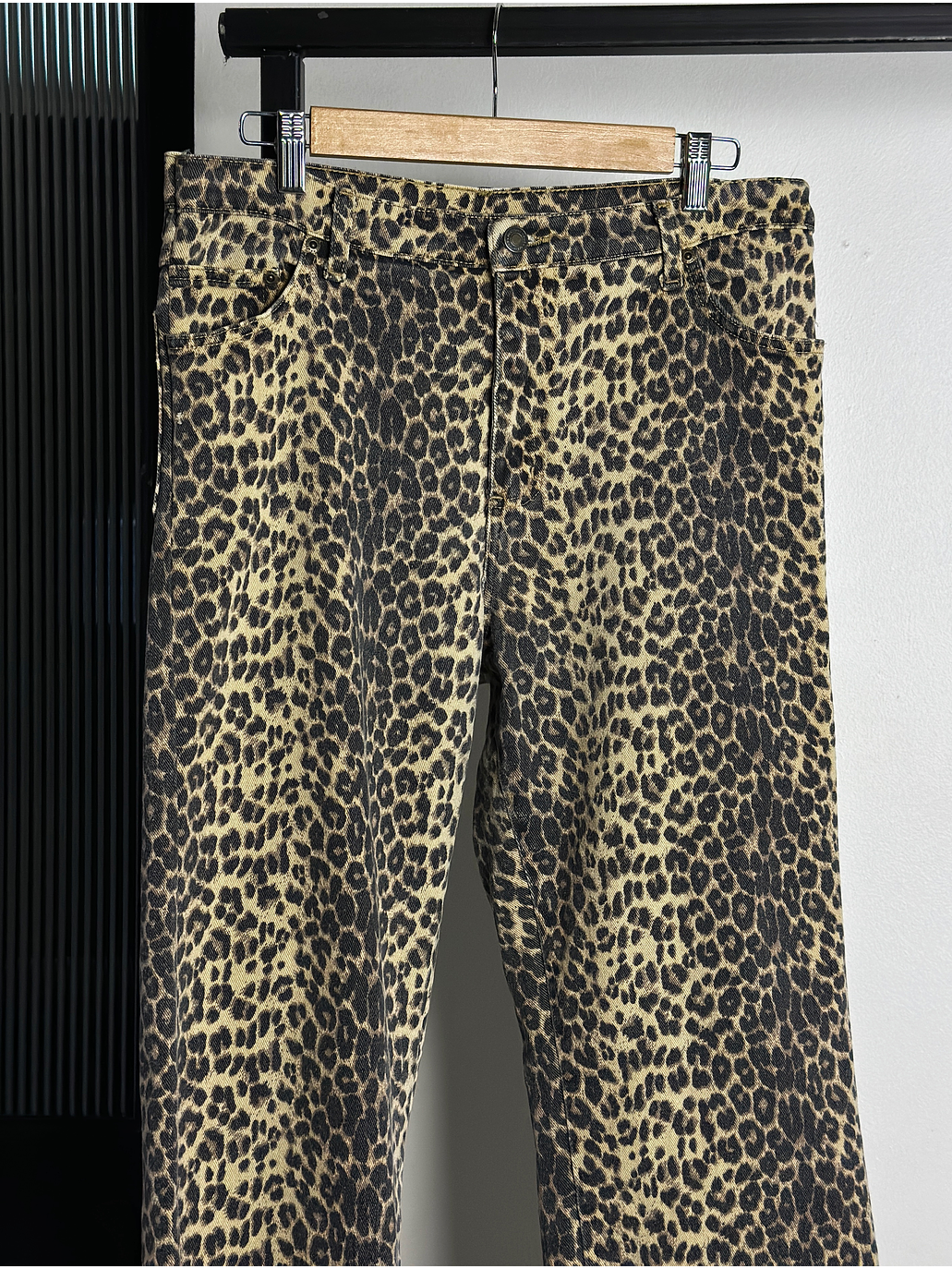 Pantalón mezclilla animal print 2