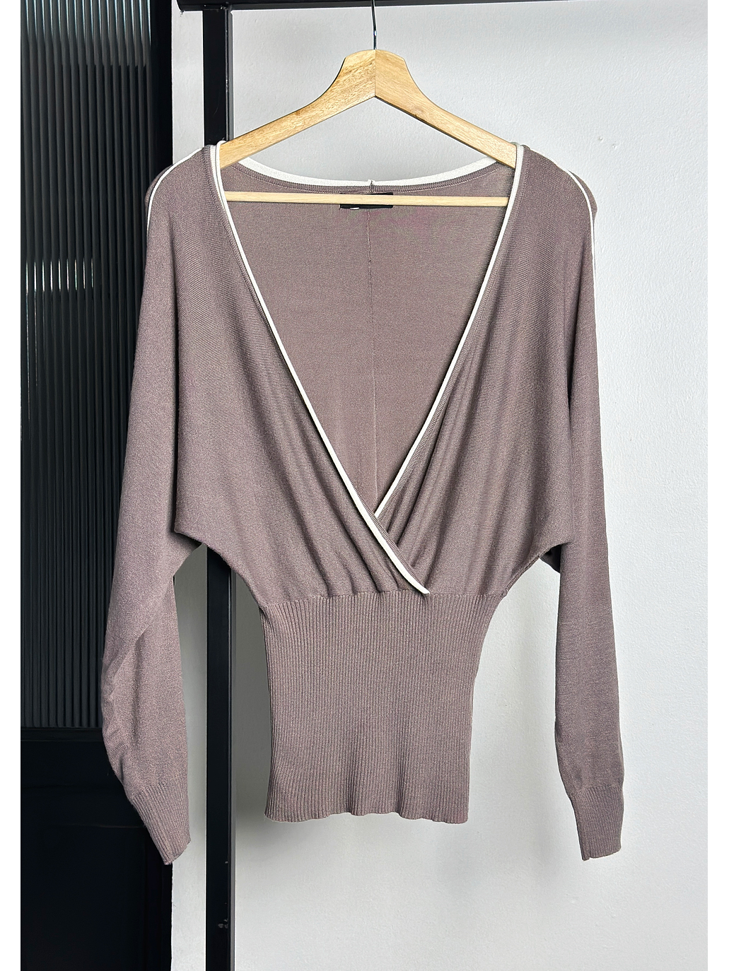 Top taupe escotado  1