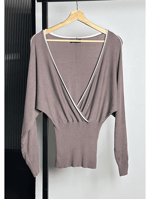 Top taupe escotado 
