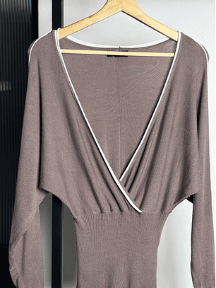 Top taupe escotado 