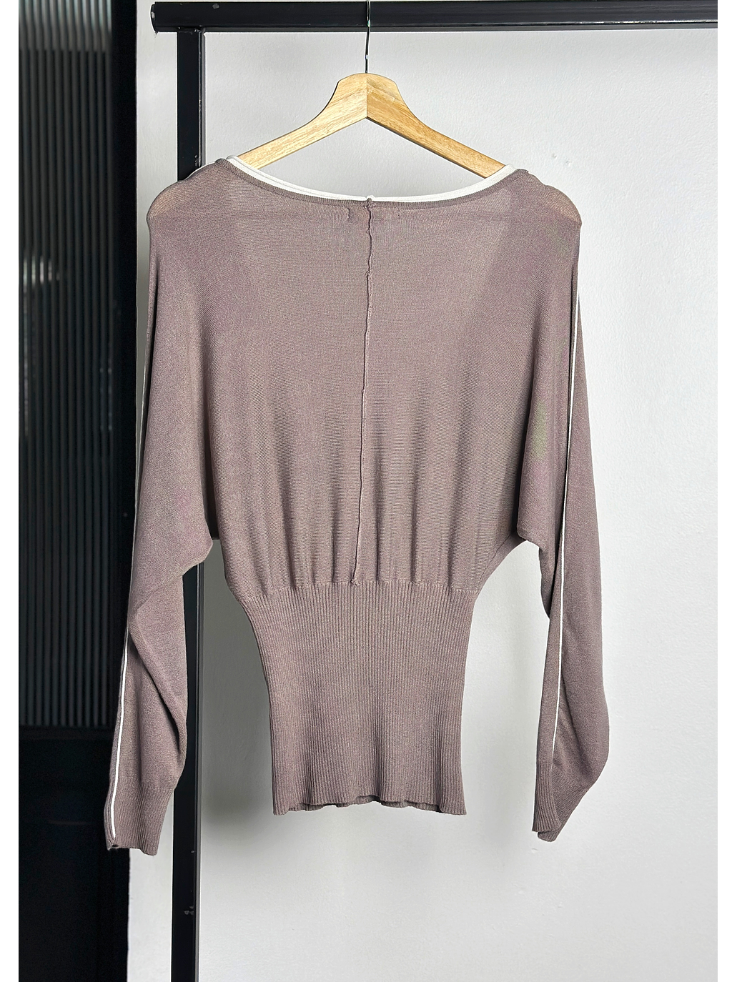 Top taupe escotado  3