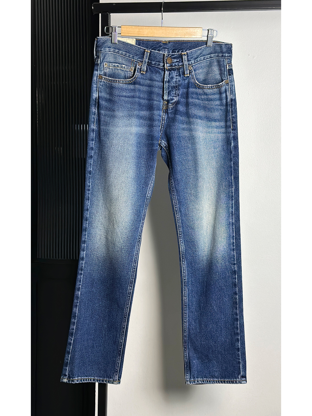 Jeans azul lavado tiro medio 1