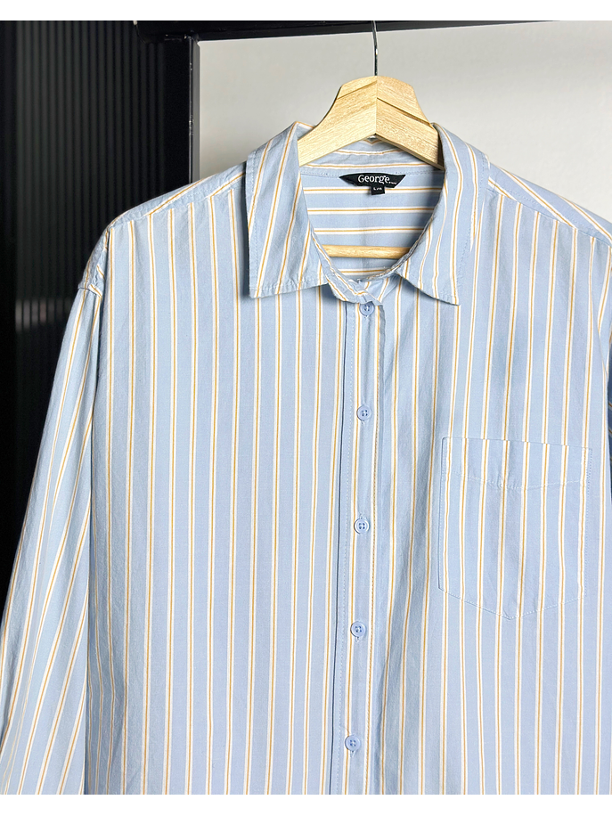 Camisa celeste rayada oversize 2