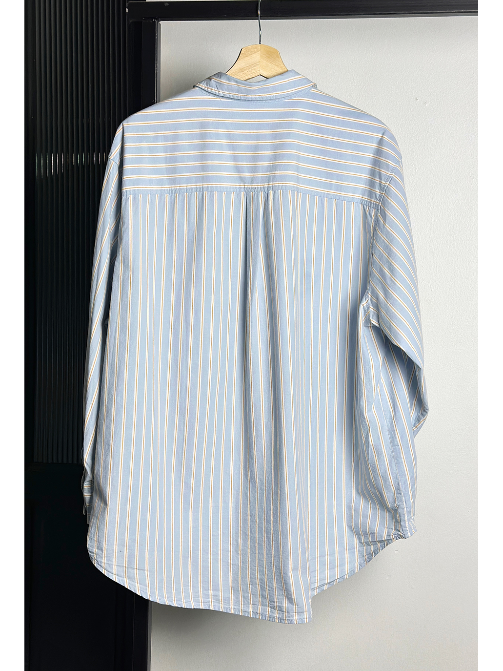 Camisa celeste rayada oversize 3