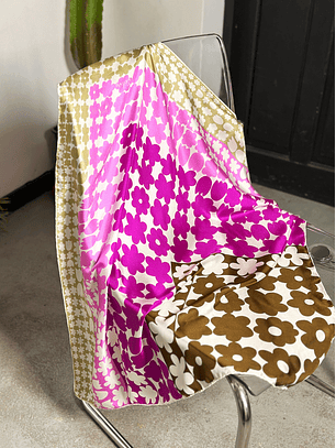 Pañuelo floreado de seda 