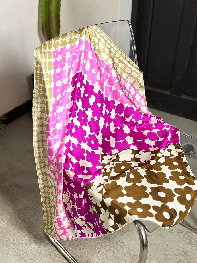 Pañuelo floreado de seda  1